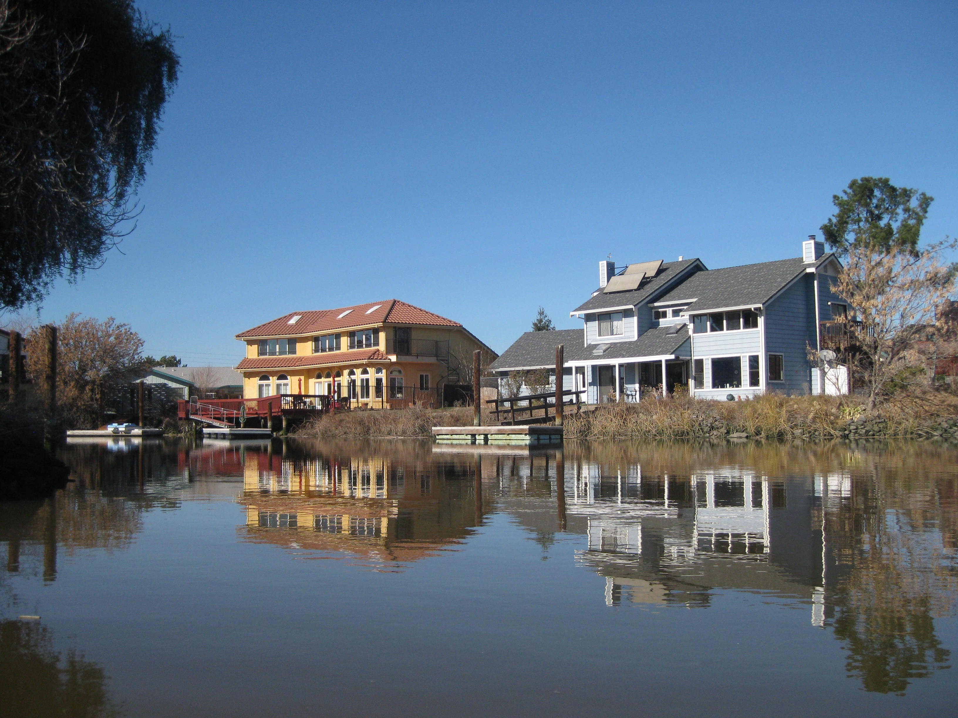 homes-with-docks-on-slough-3